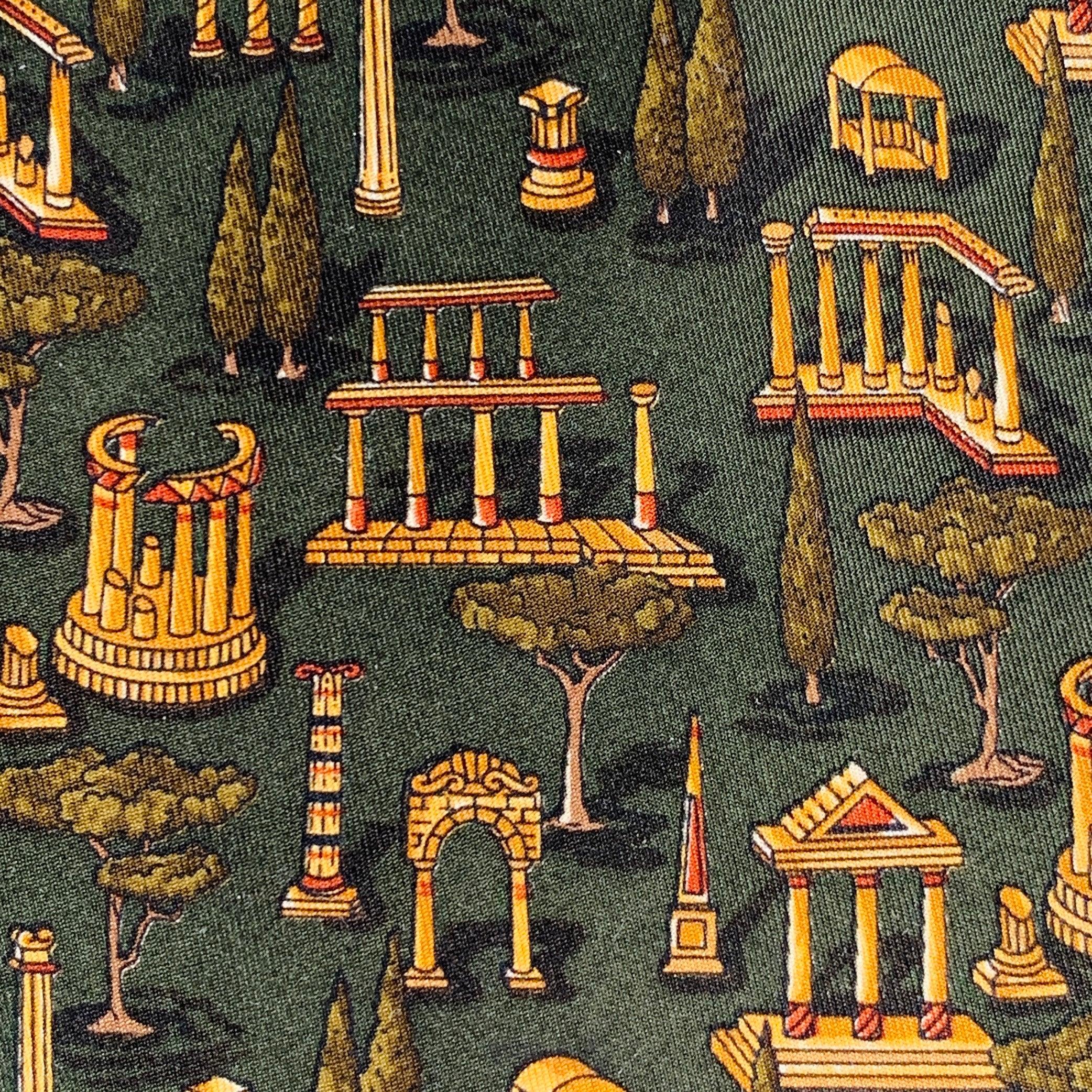 SALVATORE FERRAGAMO necktie in a dark green silk featuring a gold tone Greek columns pattern. Made in Italy.Excellent Pre-Owned Condition. 

Measurements: 
  Width: 3.5 inches Length: 57 inches  
  
  
 
Sui Generis Reference: 134581
Category: