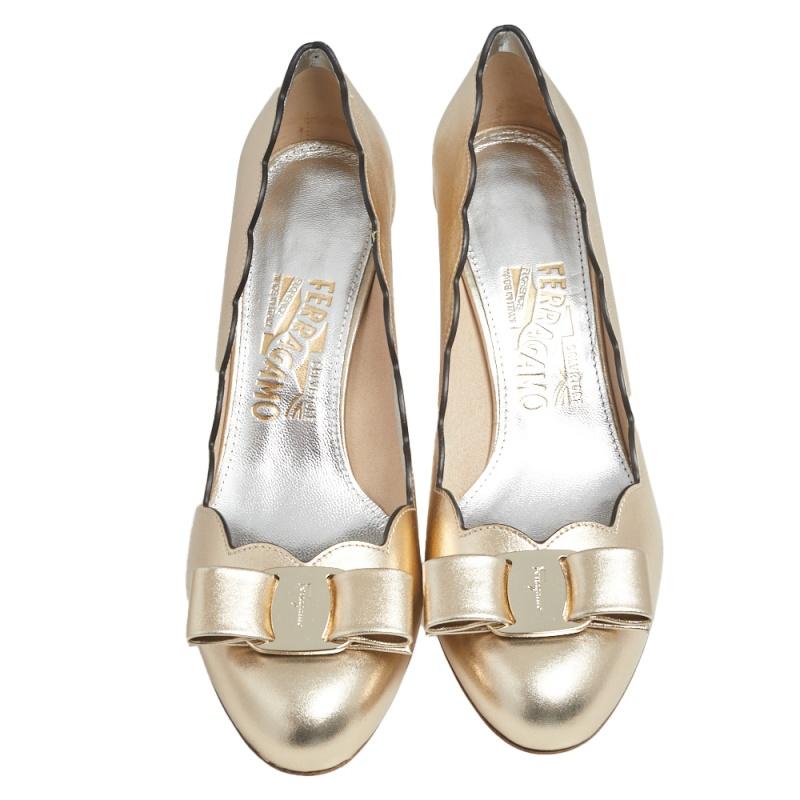 Always be in style with these dreamy Salvatore Ferragamo Carla Vara pumps. Crafted from leather, these pumps come in a delightful gold shade and feature a dainty bow at the front. Finished with comfortable heels, these alluring pumps are a top