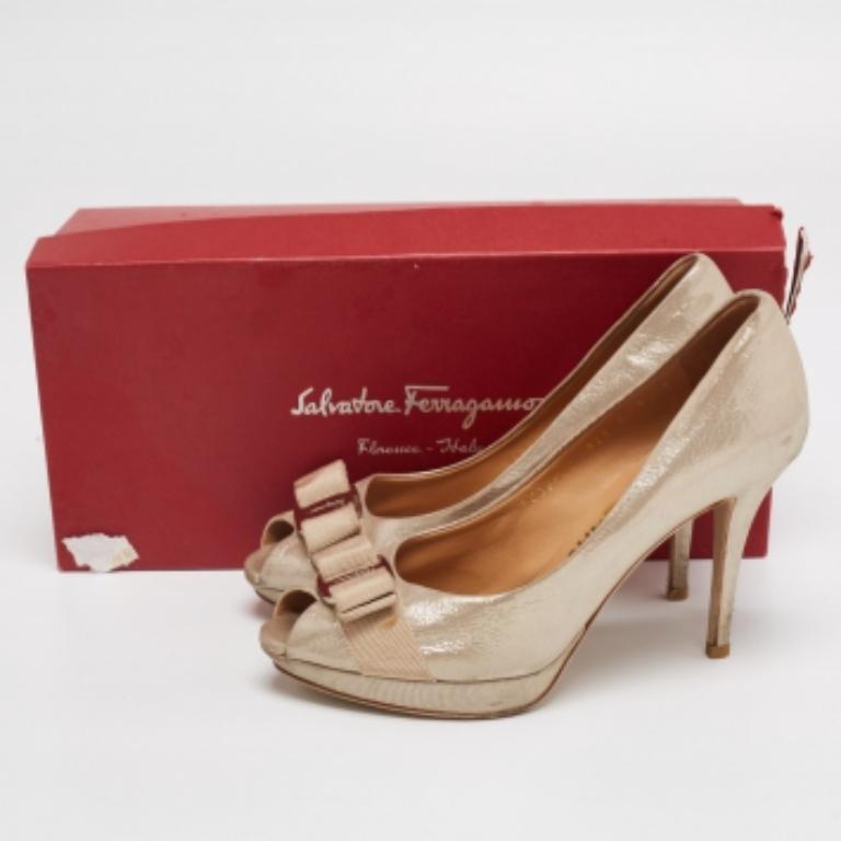 Salvatore Ferragamo Gold Nubuck Leder Vara Bow Peep Toe Pumps Größe 36.5 im Angebot 6