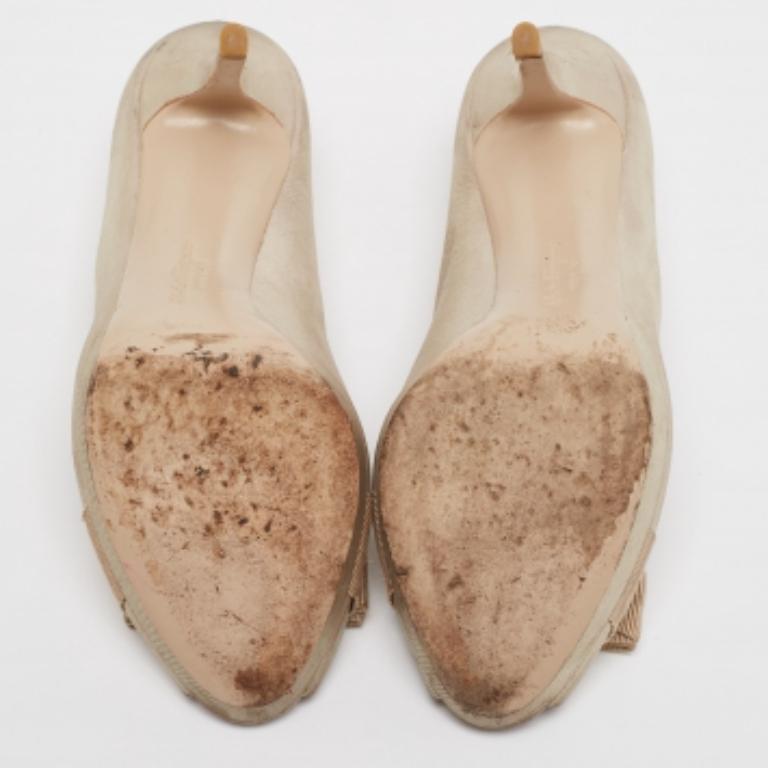Die kultigen Vara-Schleifen zieren die Vamps dieser Salvatore Ferragamo Pumps. Die aus Nubukleder gefertigten Pumps haben eine Peep-Toe-Spitze, einen stabilen Absatz und bieten mit ihrer ledergefütterten Innensohle Komfort. Sie sind perfekt für jede