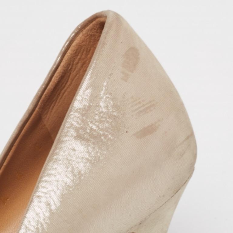 Salvatore Ferragamo Gold Nubuck Leder Vara Bow Peep Toe Pumps Größe 36.5 im Zustand „Relativ gut“ im Angebot in Dubai, Al Qouz 2