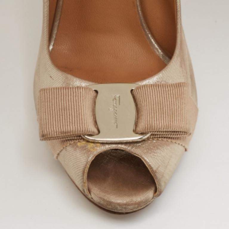 Salvatore Ferragamo Gold Nubuck Leder Vara Bow Peep Toe Pumps Größe 36.5 im Angebot 2
