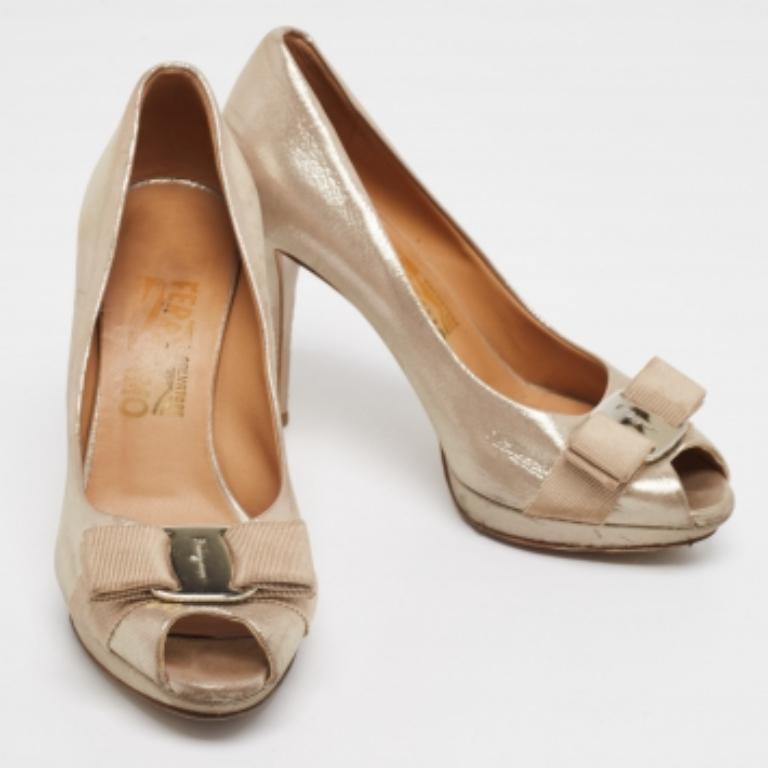 Salvatore Ferragamo Gold Nubuck Leder Vara Bow Peep Toe Pumps Größe 36.5 im Angebot 3
