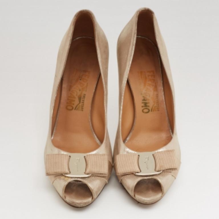 Salvatore Ferragamo Gold Nubuck Leder Vara Bow Peep Toe Pumps Größe 36.5 im Angebot 4