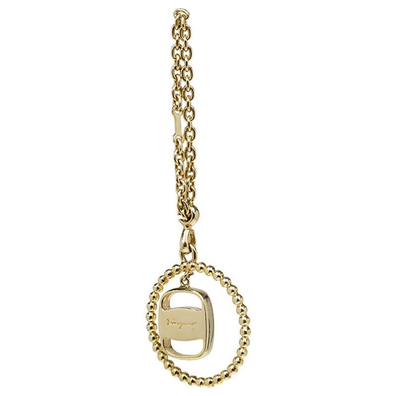 Keep your keys handy in this classy Salvatore Ferragamo pendant keyring. It is made from metal and gold-tone hardware as well a charm with brand detailing engraved on it.

