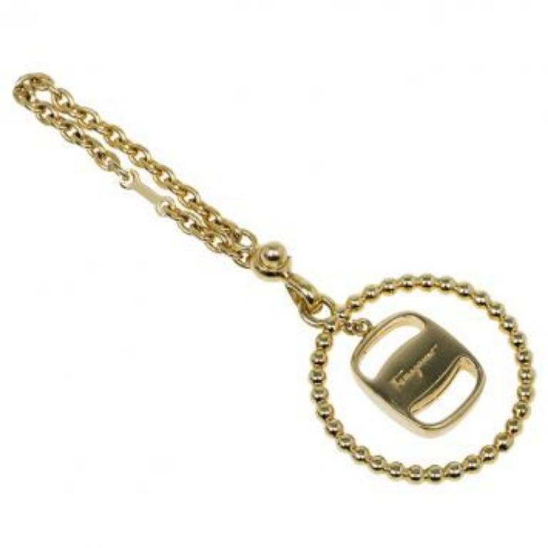 Salvatore Ferragamo Schlüsselanhänger mit Gold-Anhänger im Zustand „Gut“ im Angebot in Dubai, Al Qouz 2