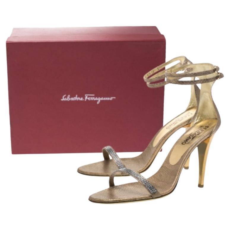 Portez ces élégantes sandales de la maison Salvatore Ferragamo et canalisez la fashionista qui sommeille en vous. Confectionnées en Italie, elles sont réalisées en peau de serpent dorée et ajouteront une touche de glamour à toutes vos tenues. Elles
