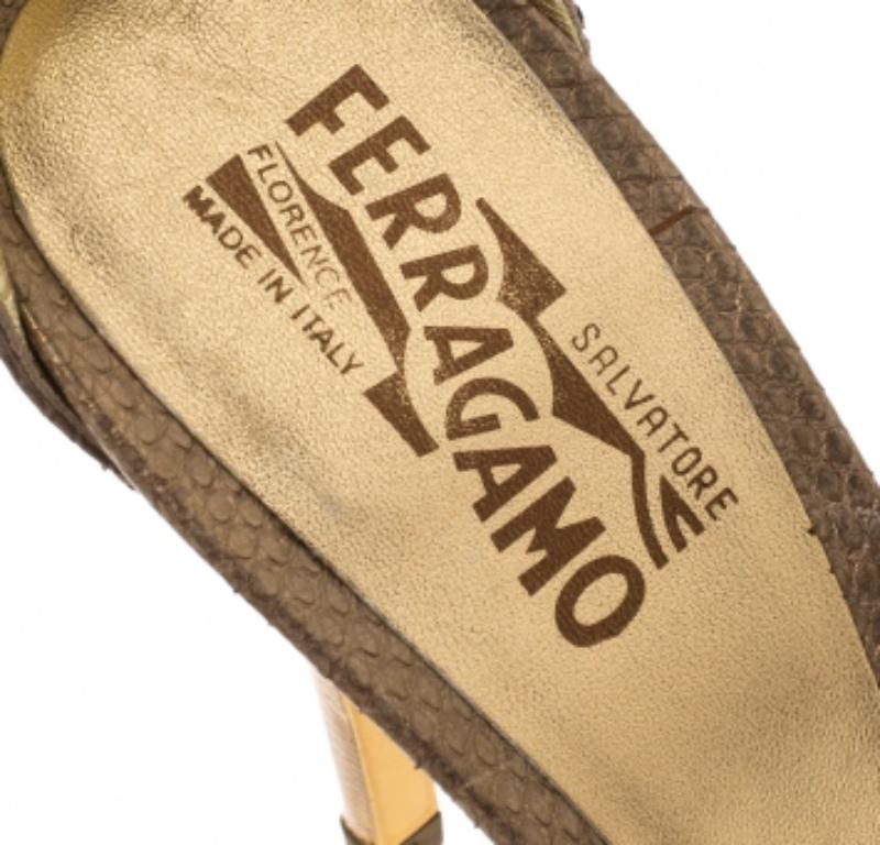 Salvatore Ferragamo Gold Snakeskin Tirosana Ankle Strap Sandals Size 40.5 Excellent état - En vente à Dubai, Al Qouz 2