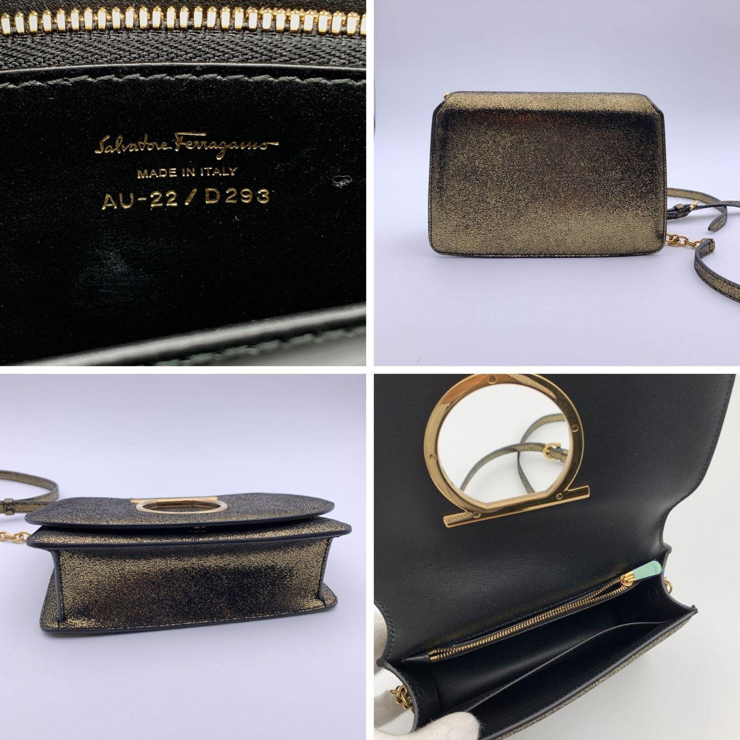 Salvatore Ferragamo Gold Tone Leather Gancino Mint Crossbody Bag In New Condition In Rome, Rome