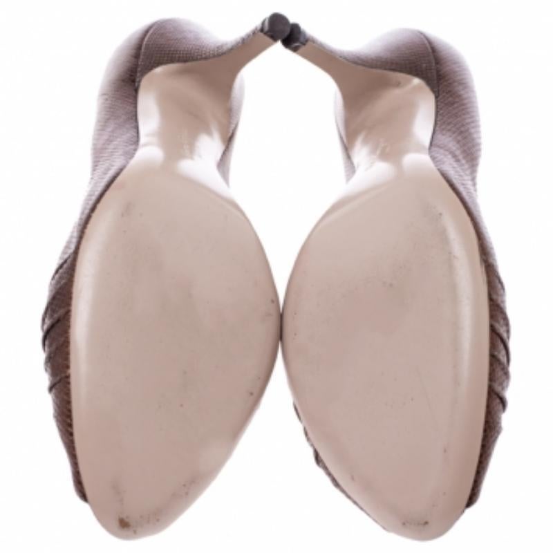 Machen Sie eine gute Figur mit diesen Salvatore Ferragamo Fiberia Pumps. Sie sind aus goldbraunem Leder gefertigt und verfügen über Peep-Toes, goldfarbene Ferragamo-Labels auf dem plissierten Oberteil und 9,5 cm hohe Absätze, die Sie stilvoll in die