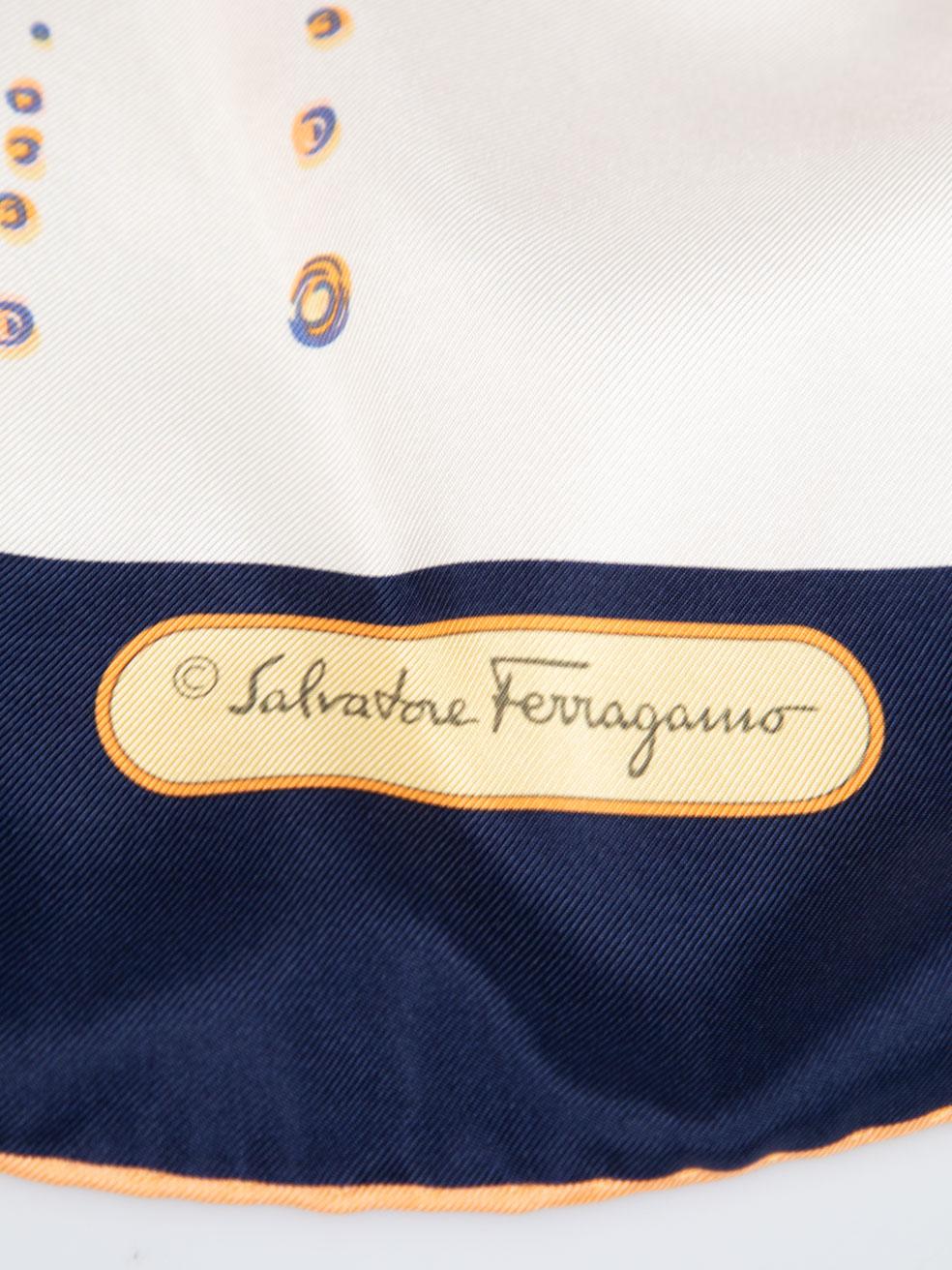 Salvatore Ferragamo Quadratischer Schal mit Goldfischmuster 2
