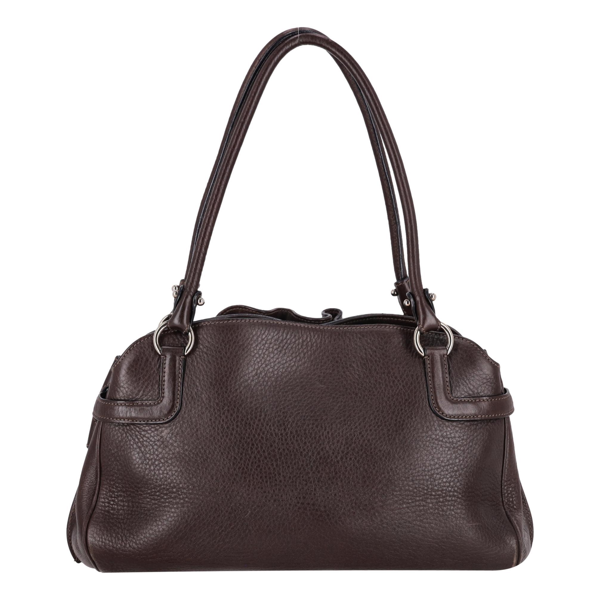 Salvatore Ferragamo - Sac à bandoulière en cuir grainé avec cordon de serrage

Sac marron en cuir de veau grainé, agrémenté d'un cordon de serrage et de sangles bouclées sur le côté.

Pochette plaquée sur le devant et deux poignées en cuir sur le
