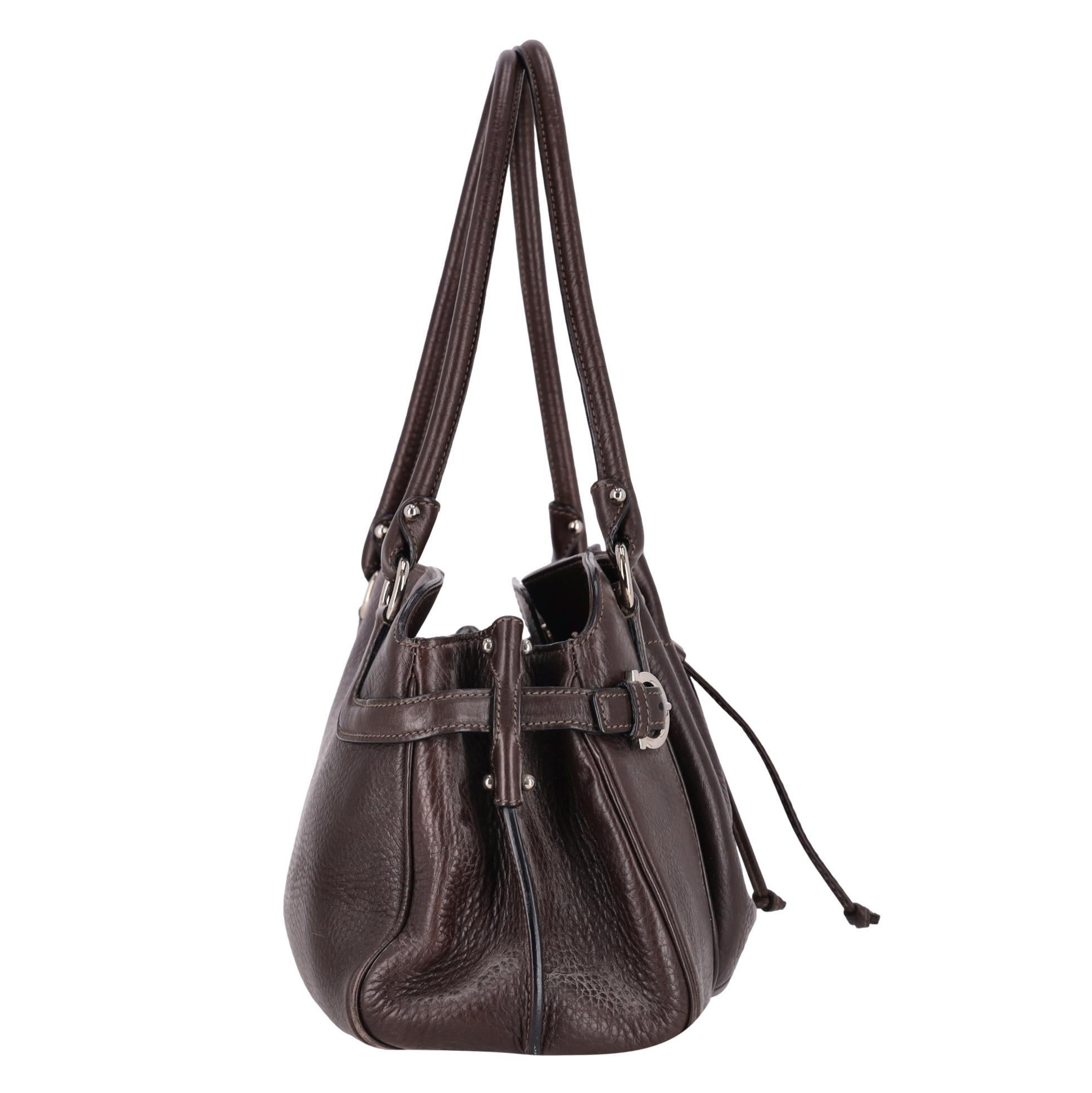 Noir Salvatore Ferragamo - Sac à bandoulière en cuir grainé avec cordon de serrage en vente