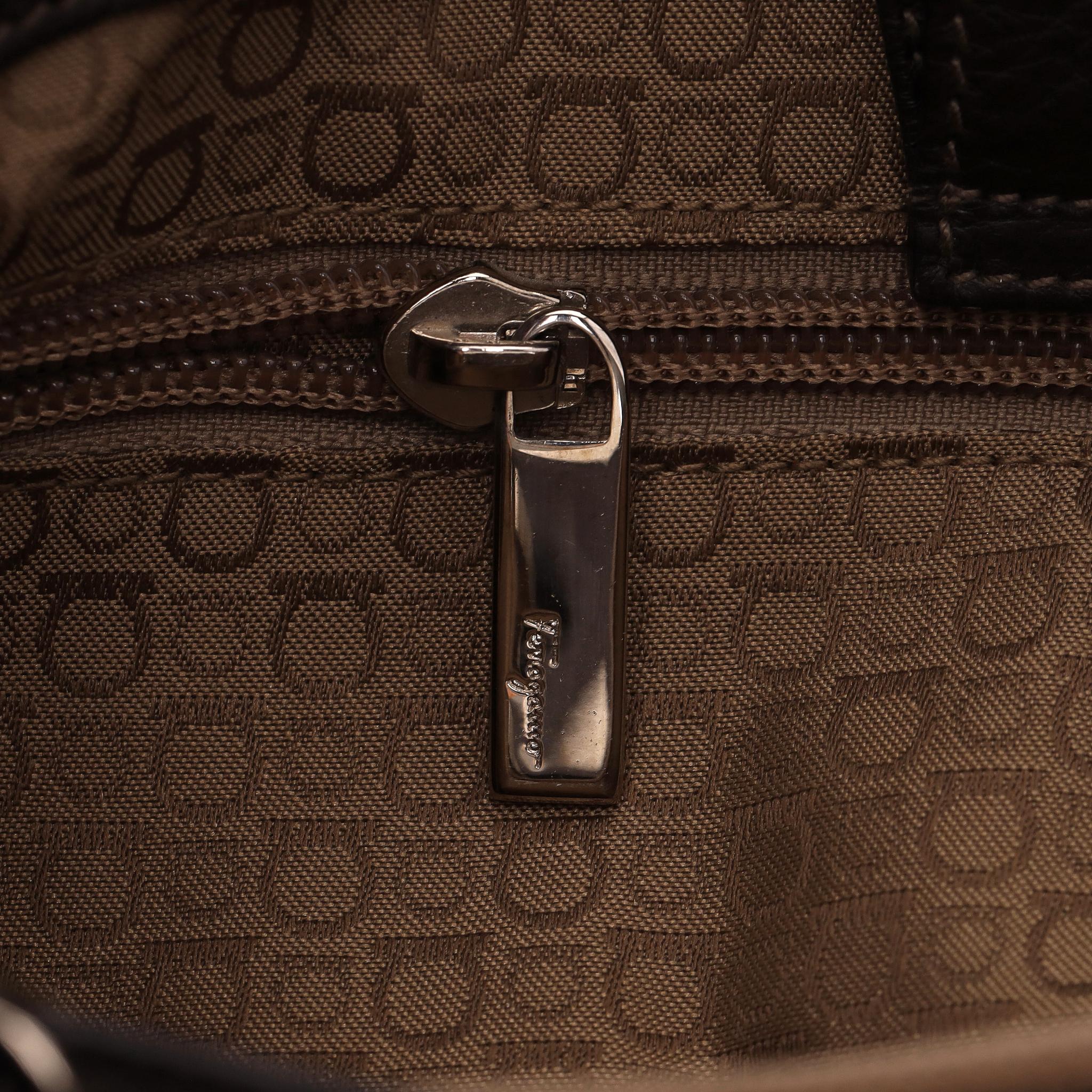 Salvatore Ferragamo - Sac à bandoulière en cuir grainé avec cordon de serrage en vente 1