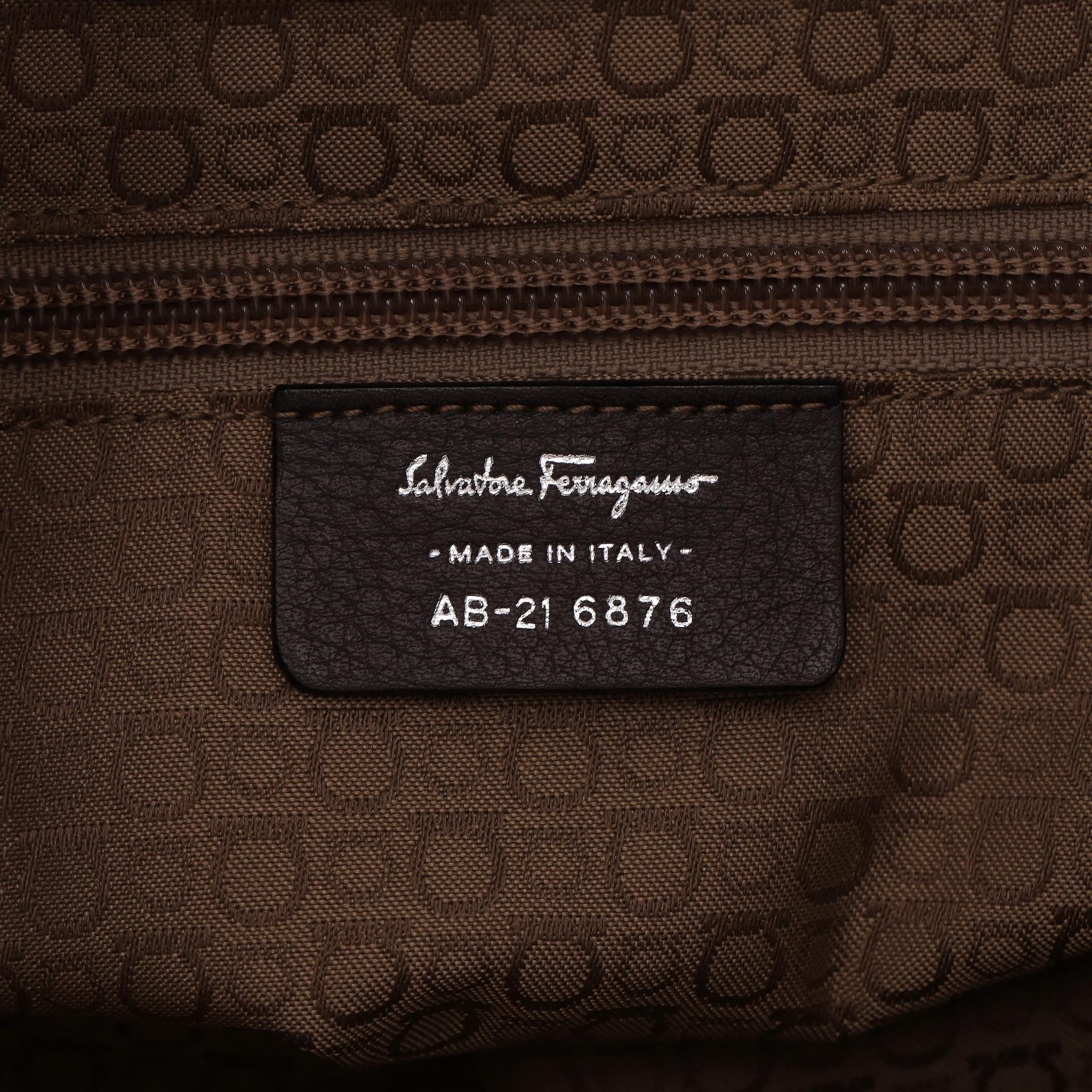 Salvatore Ferragamo - Sac à bandoulière en cuir grainé avec cordon de serrage en vente 2