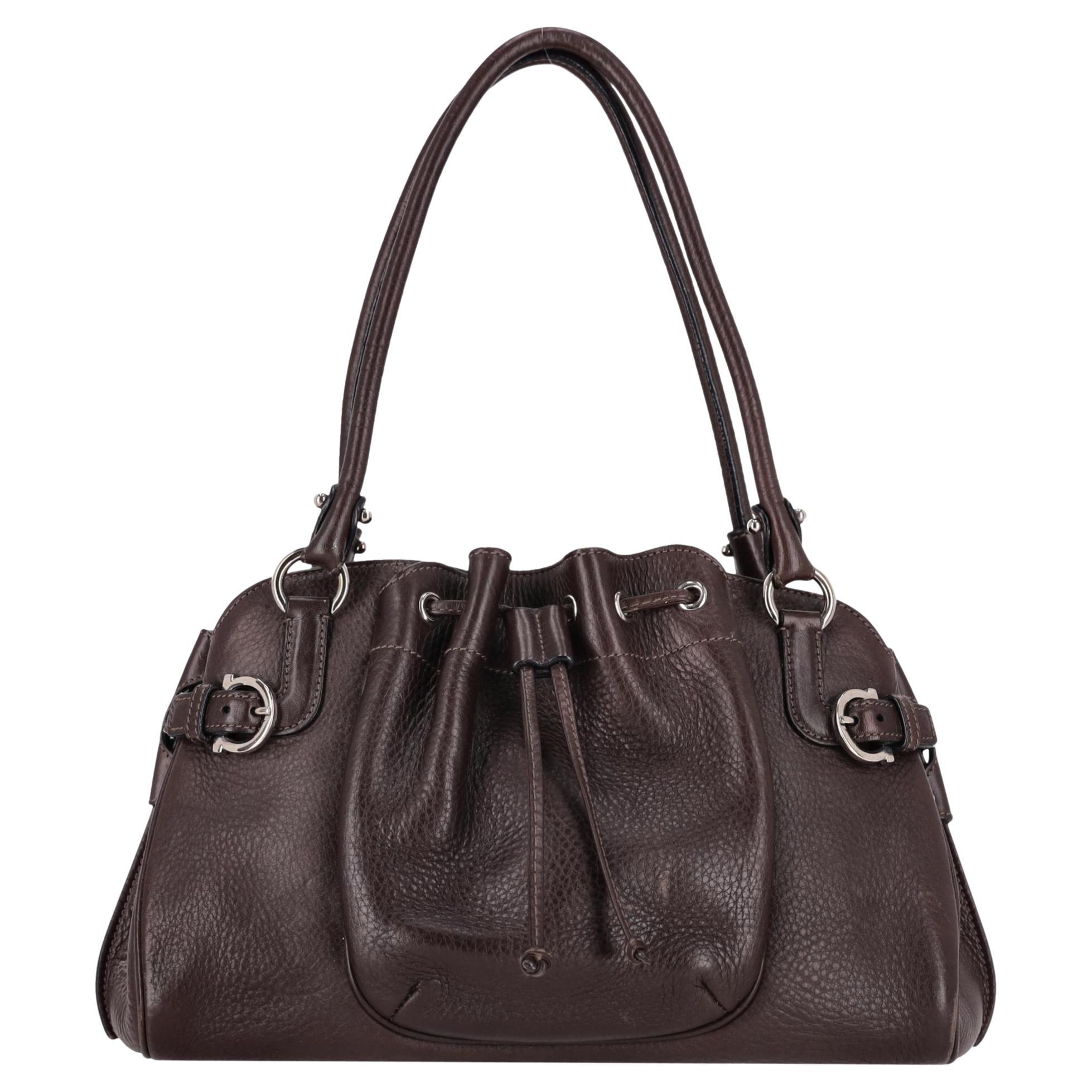 Salvatore Ferragamo - Sac à bandoulière en cuir grainé avec cordon de serrage