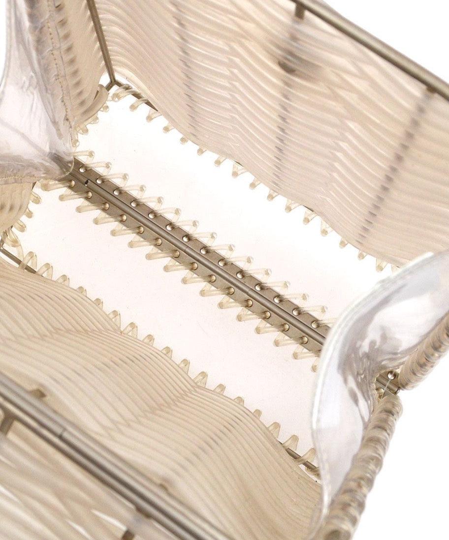 SALVATORE FERRAGAMO Mini-Klappentasche aus grauem Silber und Vinyl und Metall mit silbernem Griff im Angebot 1