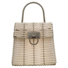 SALVATORE FERRAGAMO Mini-Klappentasche aus grauem Silber und Vinyl und Metall mit silbernem Griff