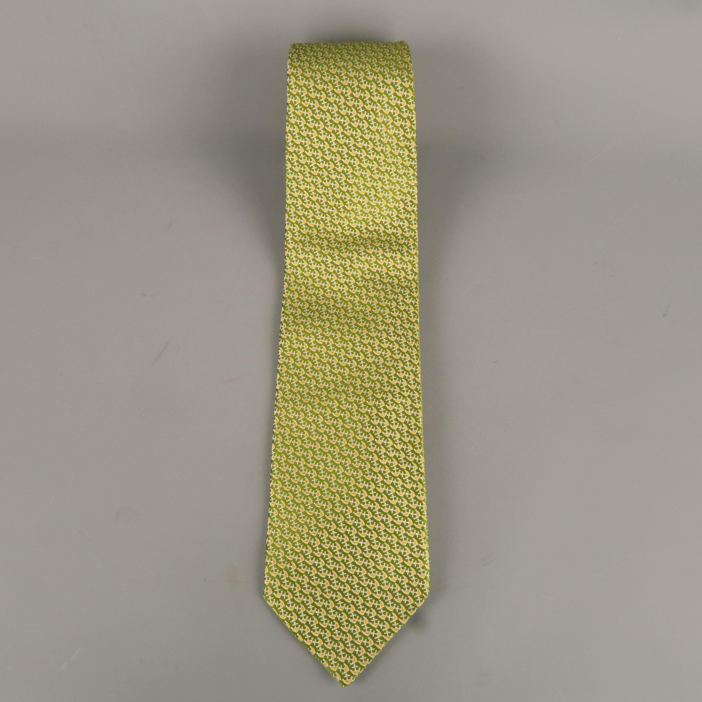 SALVATORE FERRAGAMO tie comes in green metallic silk with all over gold anchor print. Made in Italy.
 
Excellent Pre-Owned Condition.
 
Width: 3.85 in.
