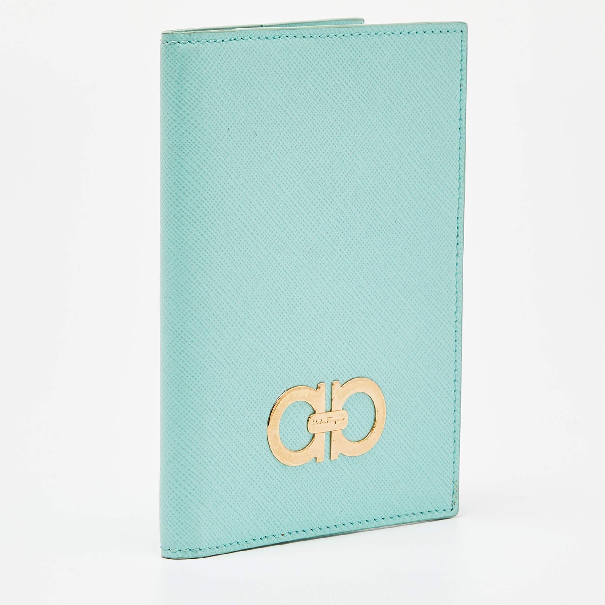 Salvatore Ferragamo Green Leather Passport Holder In Good Condition For Sale In Dubai, Al Qouz 2