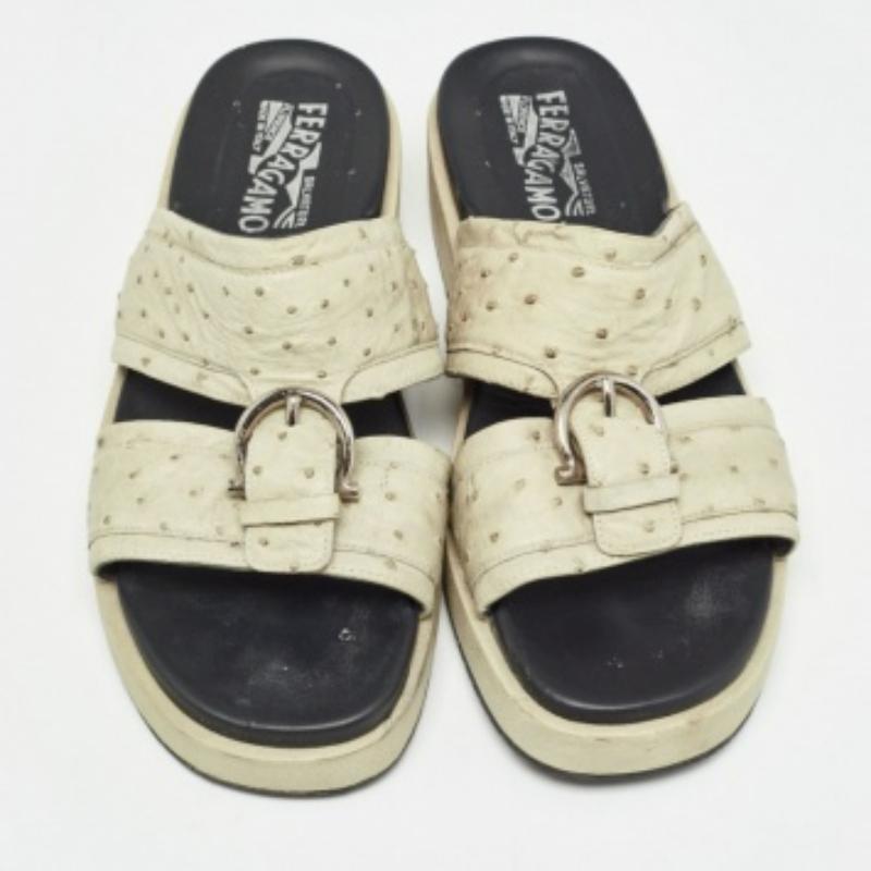Salvatore Ferragamo Grün Straußenleder Lufti Flache Rutschen Größe 43 (Beige) im Angebot