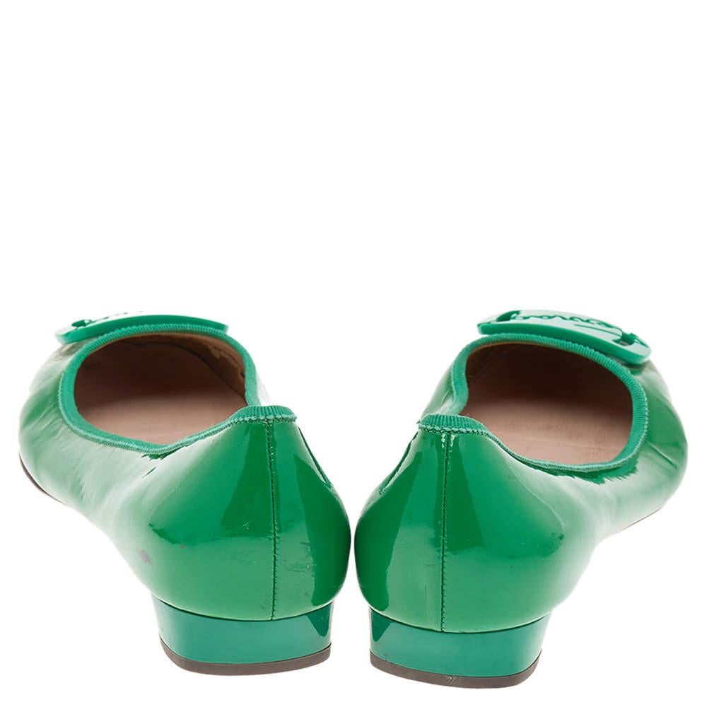 Salvatore Ferragamo Green Patent Leather Ballet Flats Size 41 In Good Condition For Sale In Dubai, Al Qouz 2