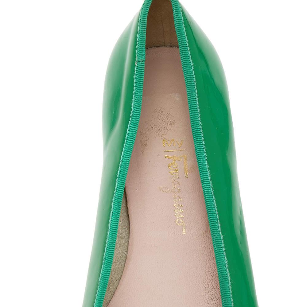 Salvatore Ferragamo - Chaussures de ballet en cuir verni vert taille 41 en vente 1