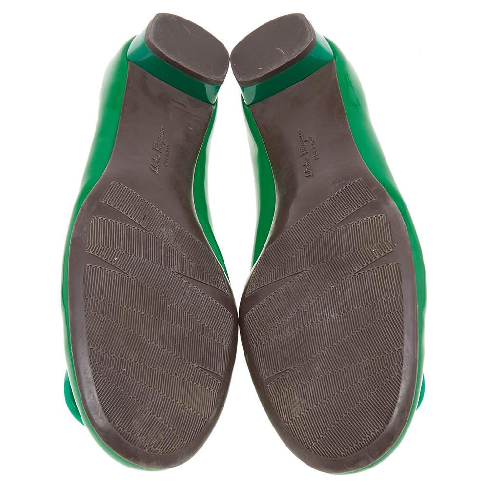 Salvatore Ferragamo - Chaussures de ballet en cuir verni vert taille 41 en vente 3