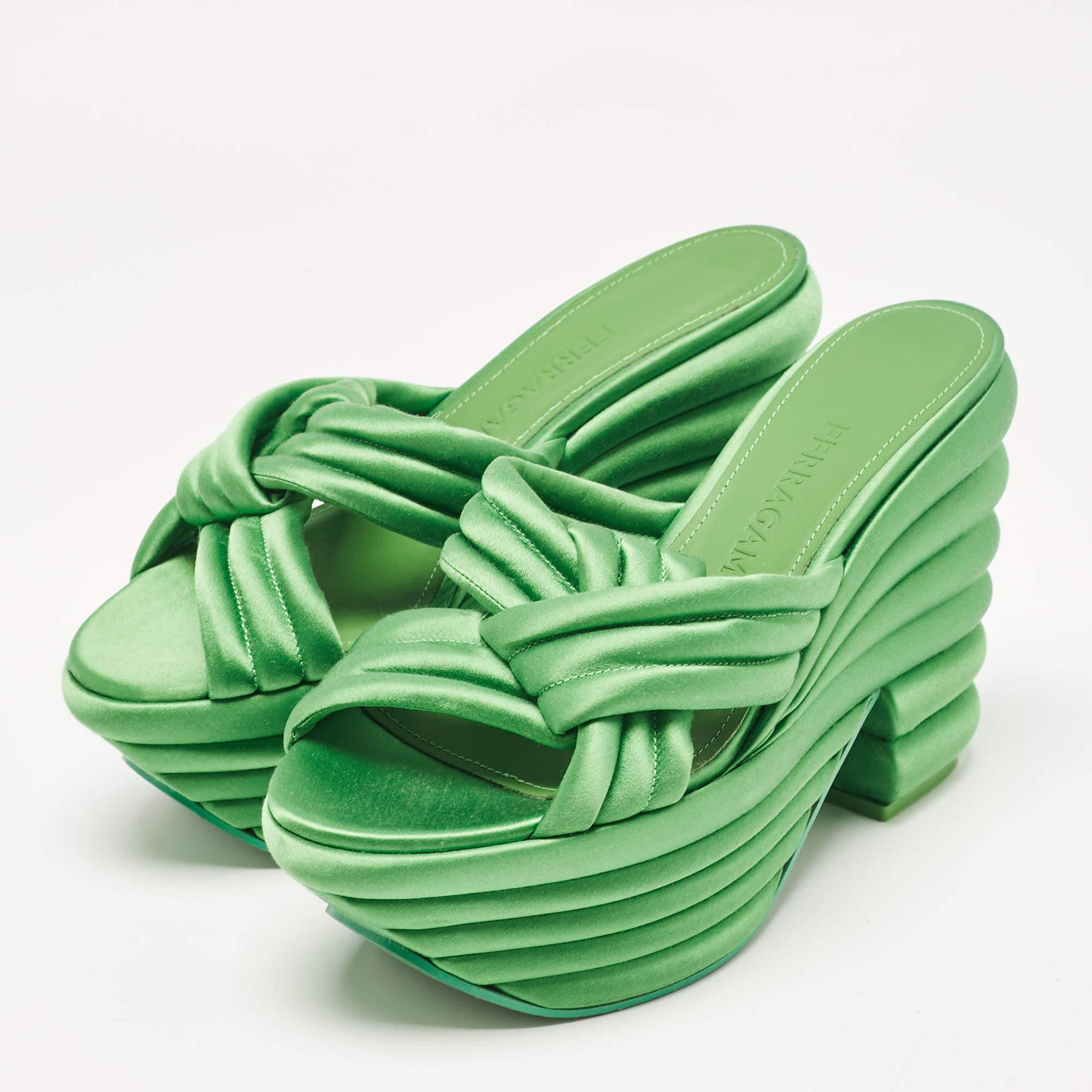Questi sandali incorniceranno i tuoi piedi in modo elegante. Realizzate con materiali di qualità, presentano un design di classe e solette confortevoli.