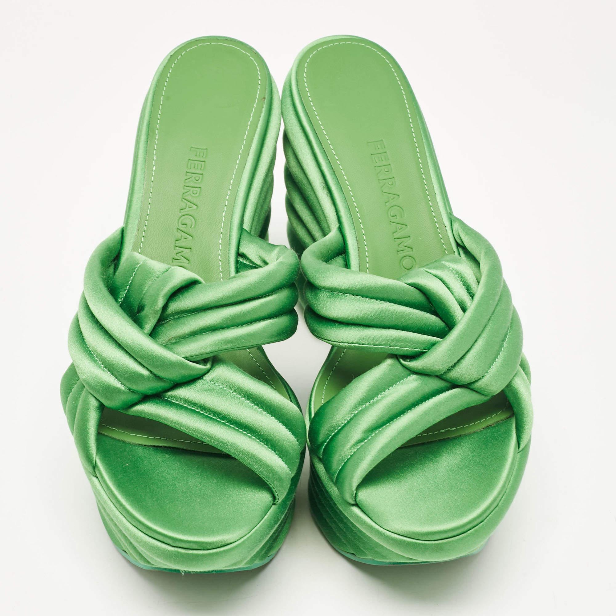 Verde Salvatore Ferragamo Sandali con plateau in raso verde misura 38,5
