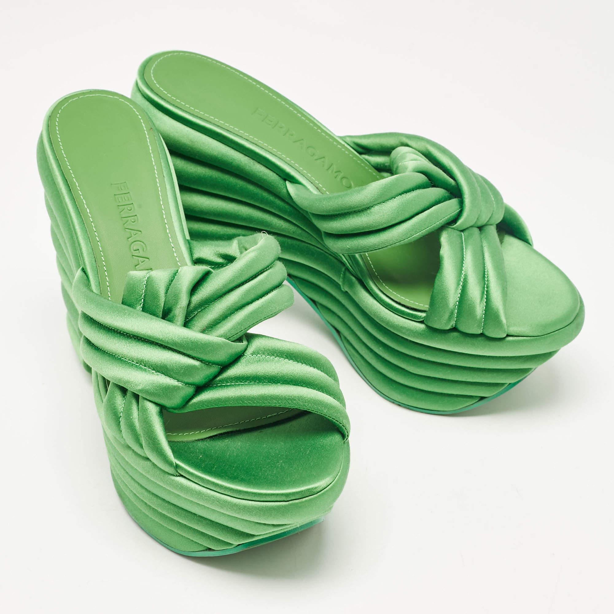 Salvatore Ferragamo Sandali con plateau in raso verde misura 38,5 In condizioni buone a Dubai, Al Qouz 2