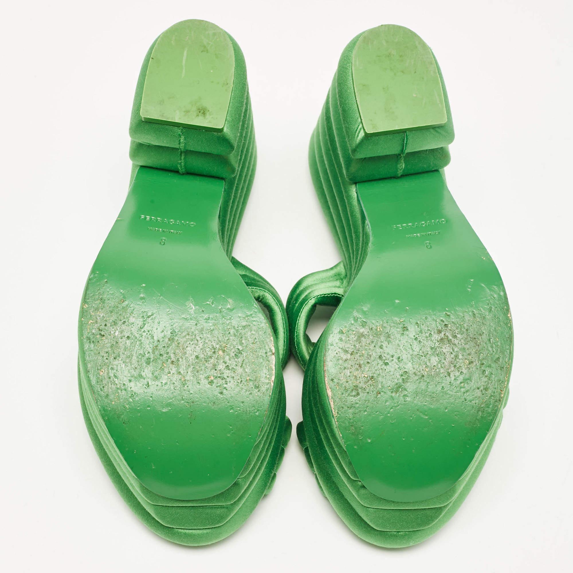Salvatore Ferragamo Sandali con plateau in raso verde misura 38,5 1