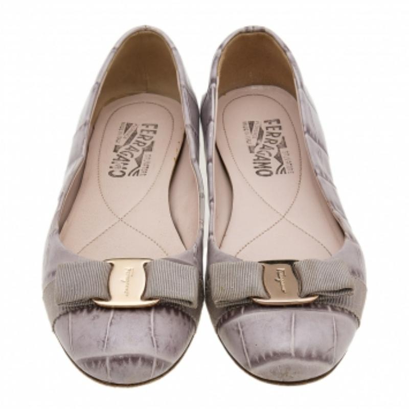 Salvatore Ferragamo Grey Croc Embossed Leather Varina Ballet Flats Size 37.5 In Good Condition For Sale In Dubai, Al Qouz 2