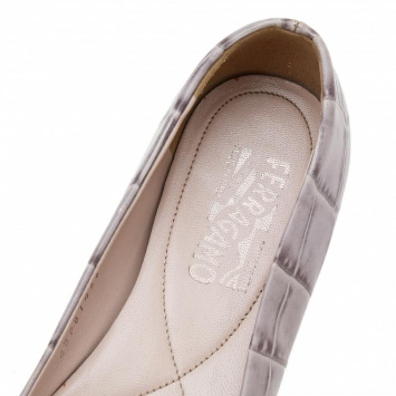 Women's Salvatore Ferragamo Grey Croc Embossed Leather Varina Ballet Flats Size 37.5 For Sale