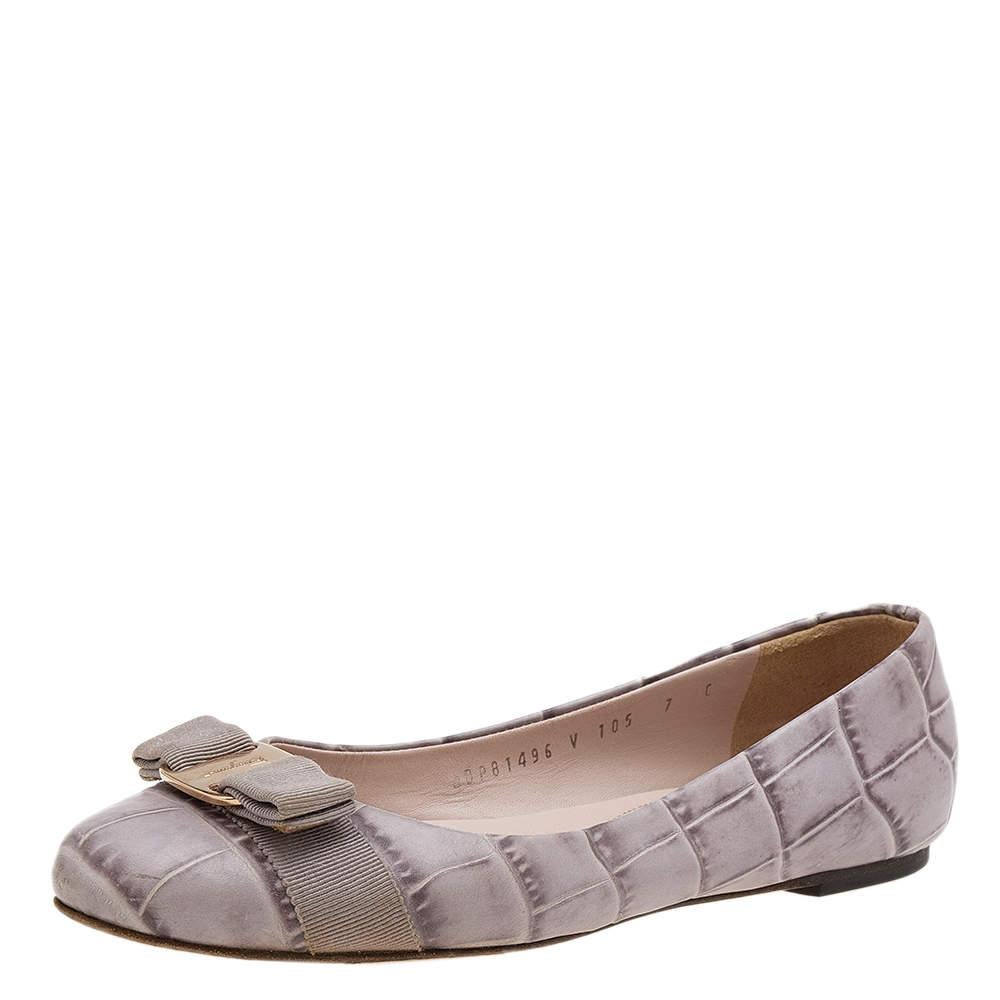 Women's Salvatore Ferragamo Grey Croc Embossed Leather Varina Ballet Flats Size 37.5 For Sale