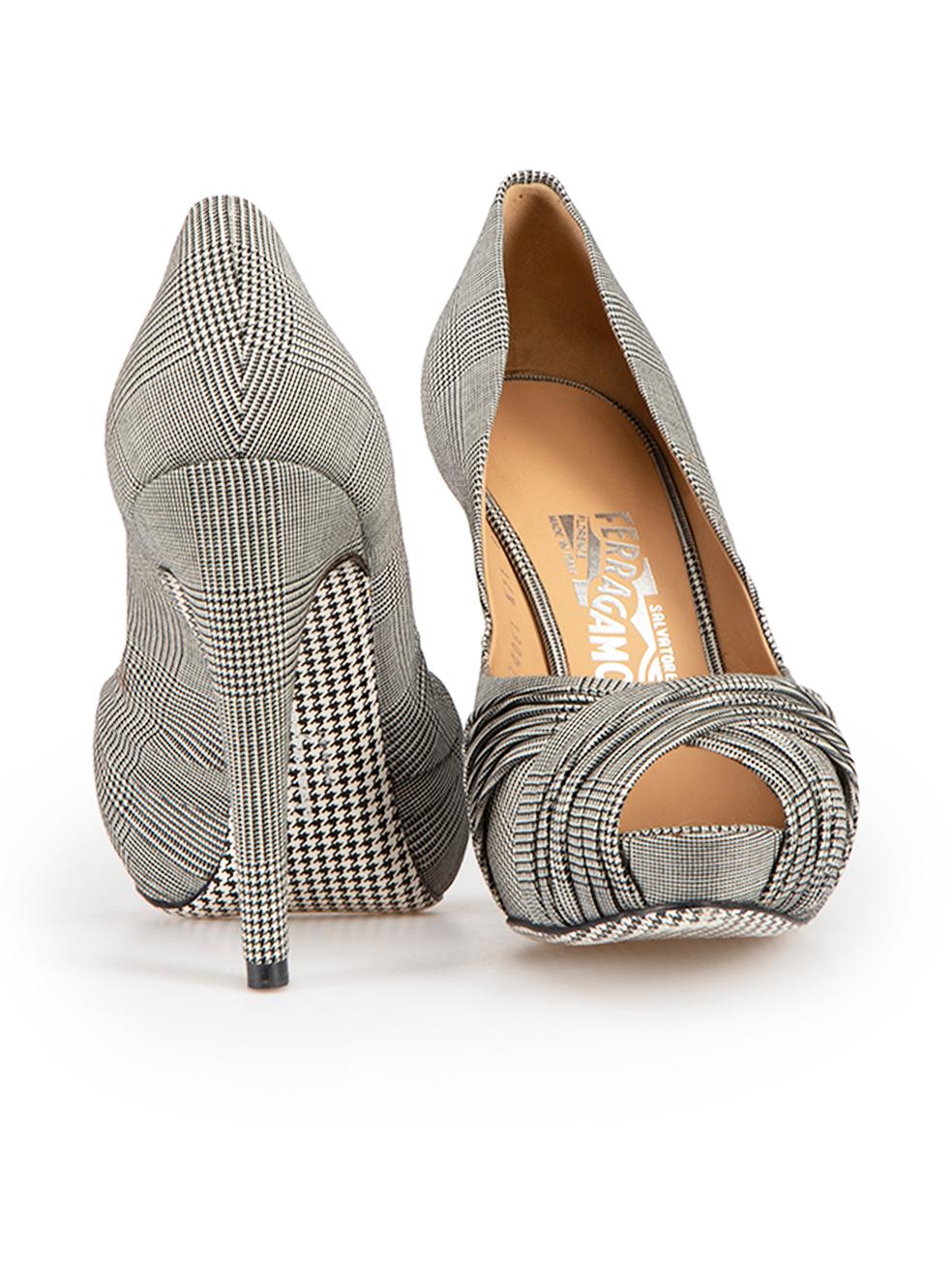 Salvatore Ferragamo Grey Houndstooth Heels Size US 8.5 In New Condition For Sale In London, GB