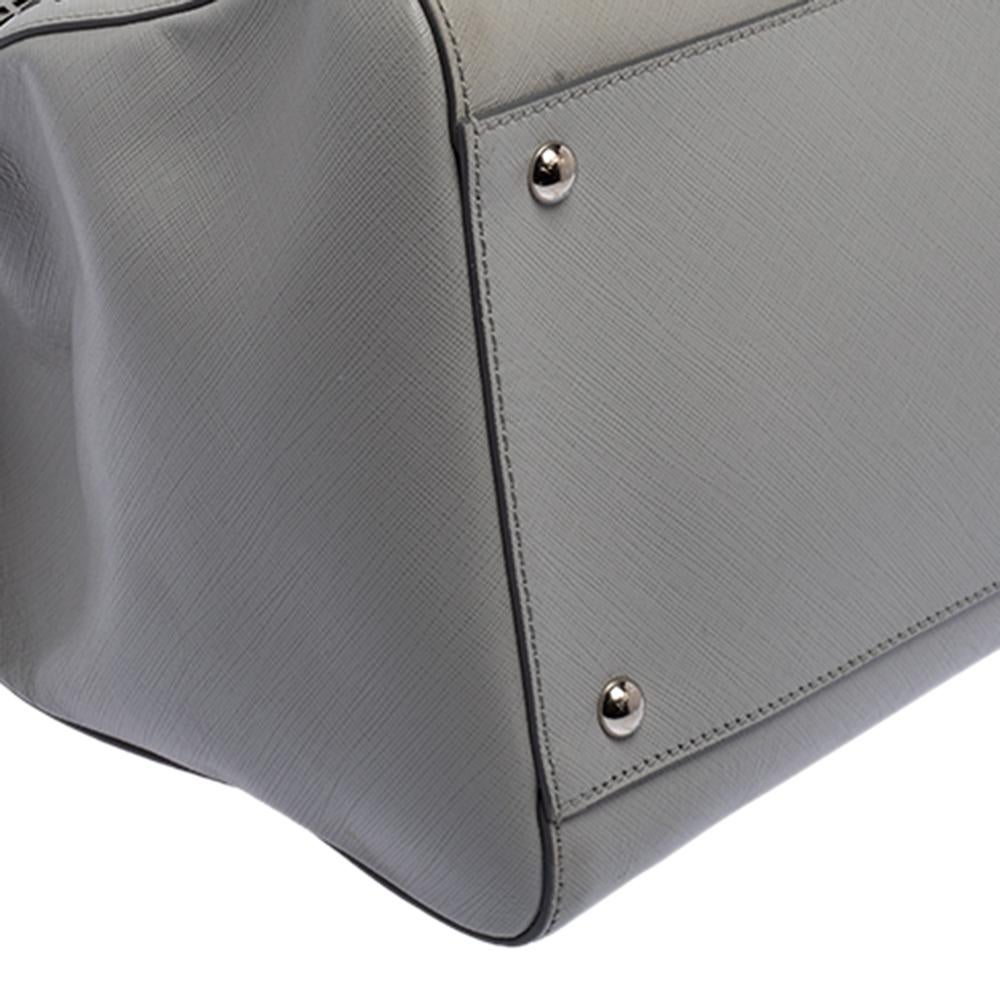 Salvatore Ferragamo Graue lasergeschnittene Leder-Tasche 7