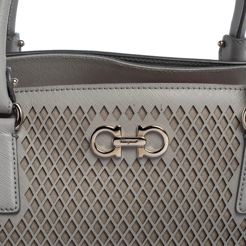 Salvatore Ferragamo Graue lasergeschnittene Leder-Tasche 8