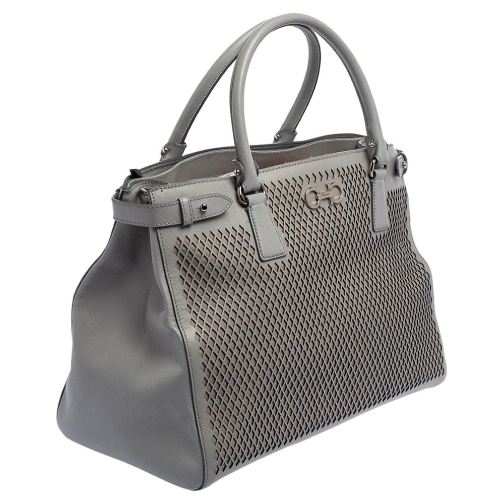 Salvatore Ferragamo Graue lasergeschnittene Leder-Tasche Damen