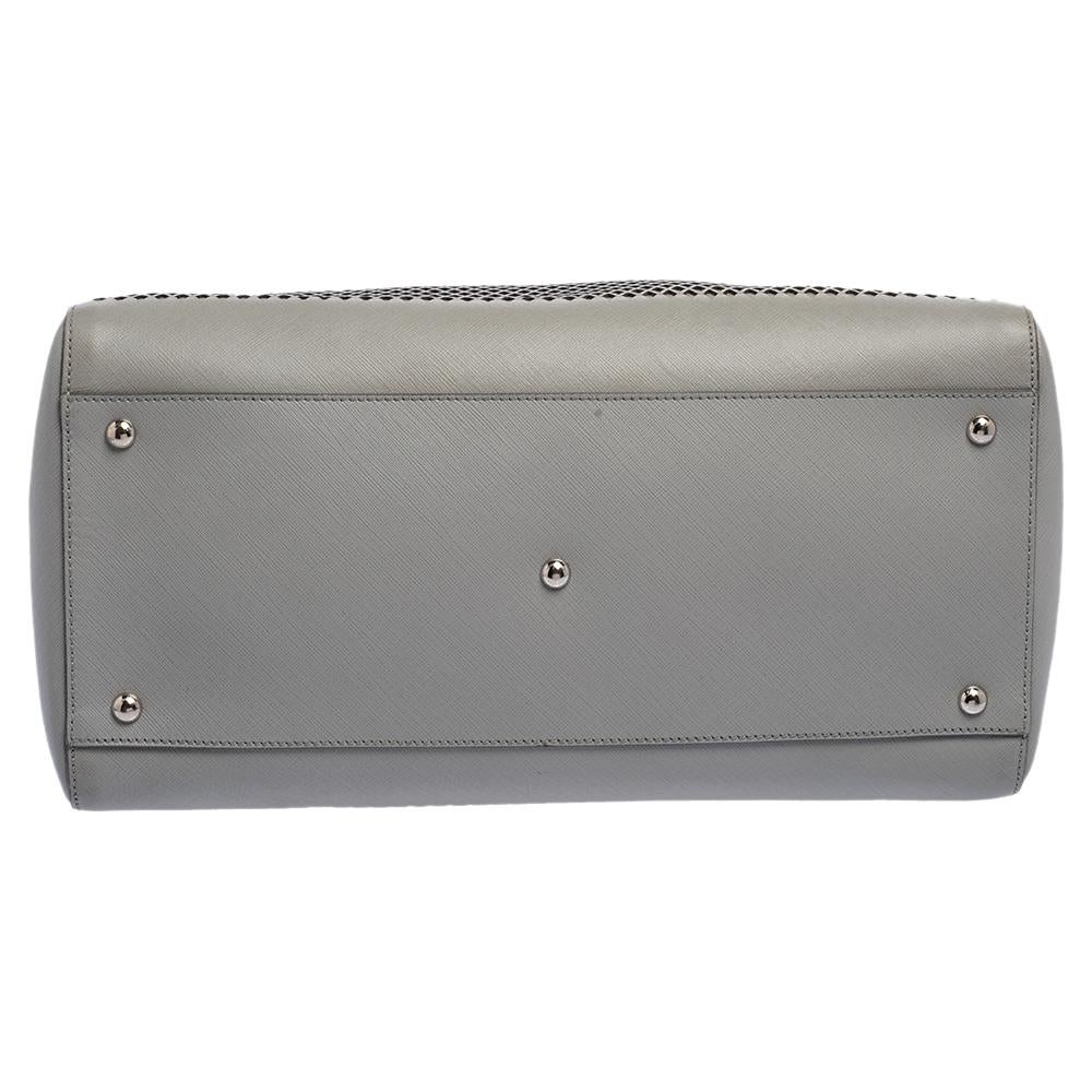Salvatore Ferragamo Graue lasergeschnittene Leder-Tasche 1