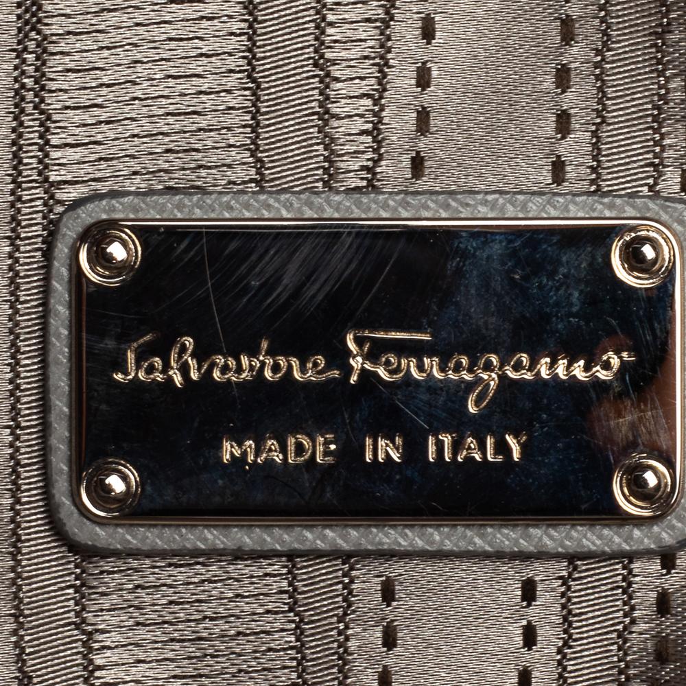 Salvatore Ferragamo Graue lasergeschnittene Leder-Tasche 3