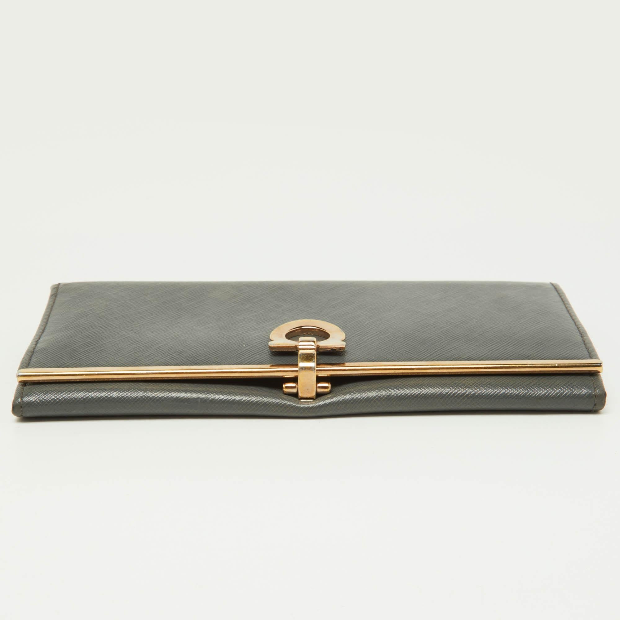 Salvatore Ferragamo Gancini Icona Kontinentales Portemonnaie aus grauem Leder Gancini im Angebot bei 1stDibs