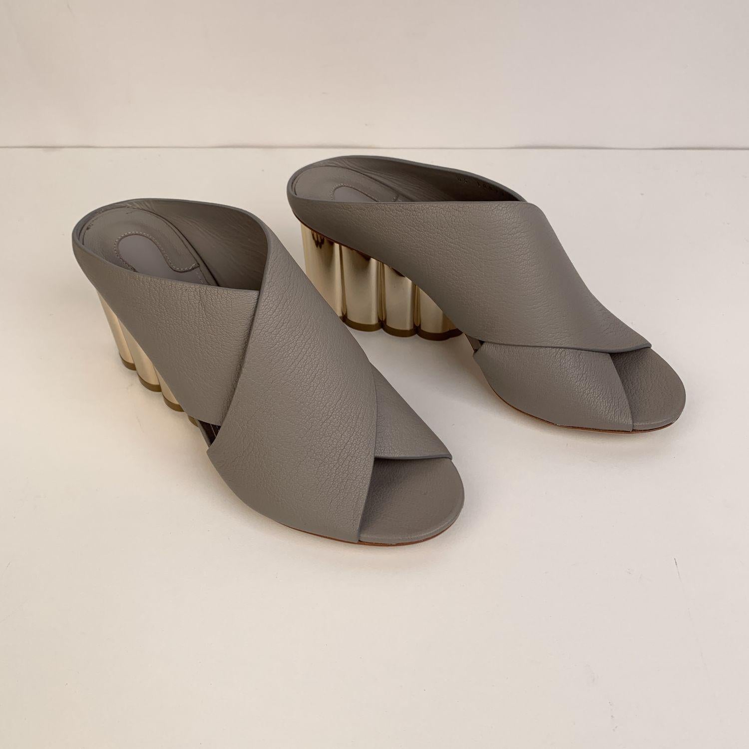 Salvatore Ferragamo Graue Lasa 70er Jahre Sandalen aus Leder mit Absatz, US 7C EU 37,5 im Zustand „Neu“ in Rome, Rome