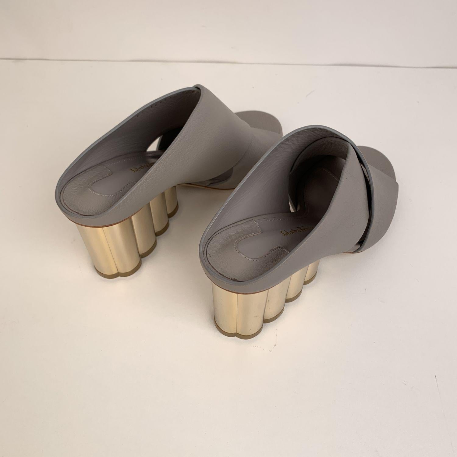 Salvatore Ferragamo Graue Lasa 70er Jahre Sandalen aus Leder mit Absatz, US 7C EU 37,5 Damen