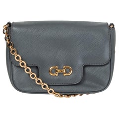SALVATORE FERRAGAMO Graue LUCIANA MINI Crossbody Umhängetasche aus Leder