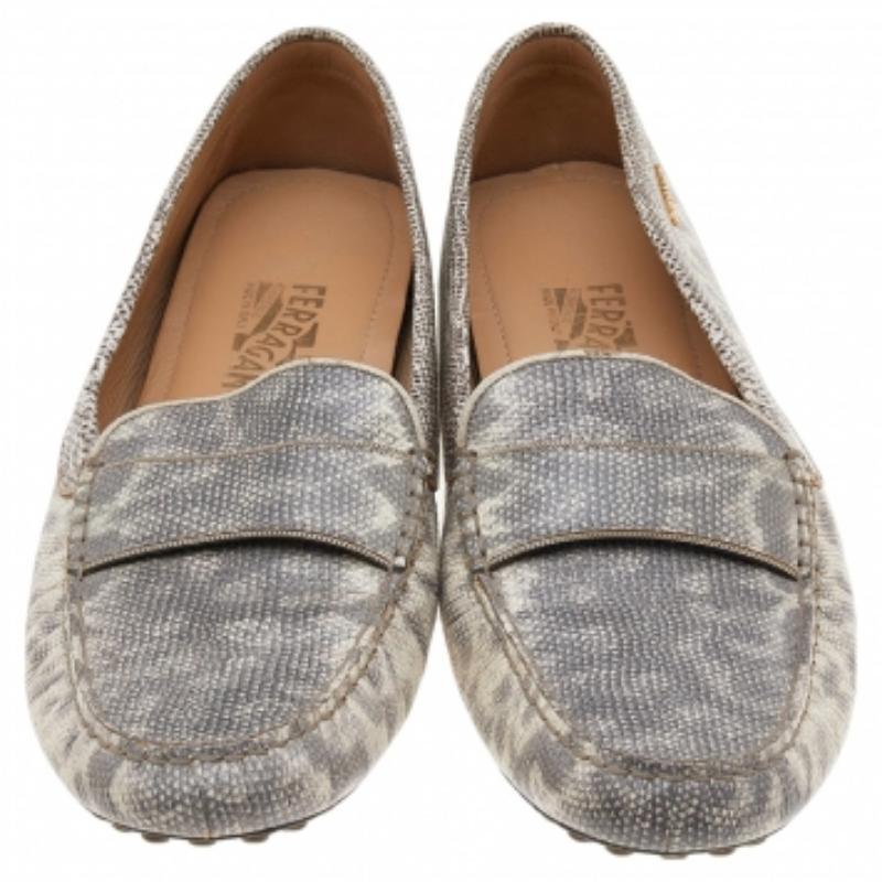 Salvatore Ferragamo Mocasines de piel gris tamaño 41,5 en Bueno estado para la venta en Dubai, Al Qouz 2