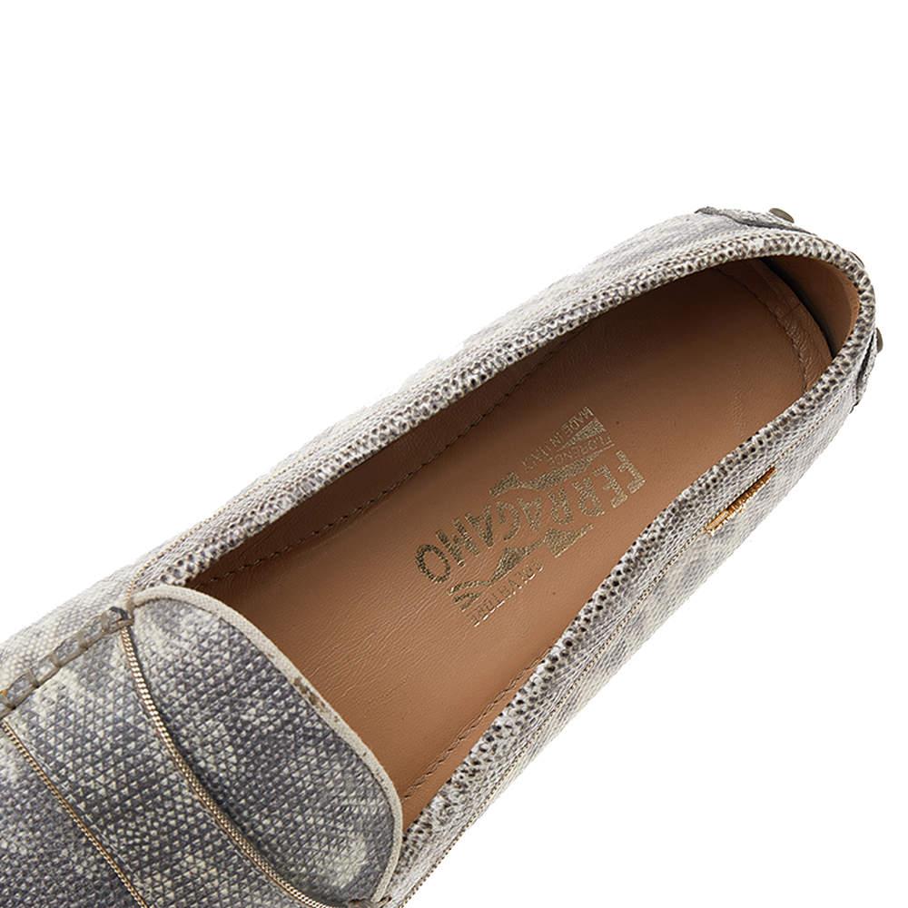 Salvatore Ferragamo Grey Leather Slip on Loafers Size 41.5 In Good Condition For Sale In Dubai, Al Qouz 2