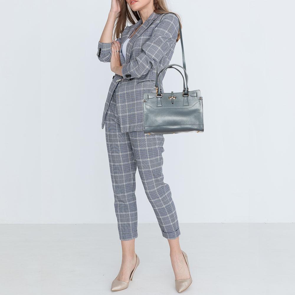 The fashionhouse's tradition of excellence, coupled with modern design sensibilities, works to make this bag one of a kind. It's a fabulous accessory for everyday use.