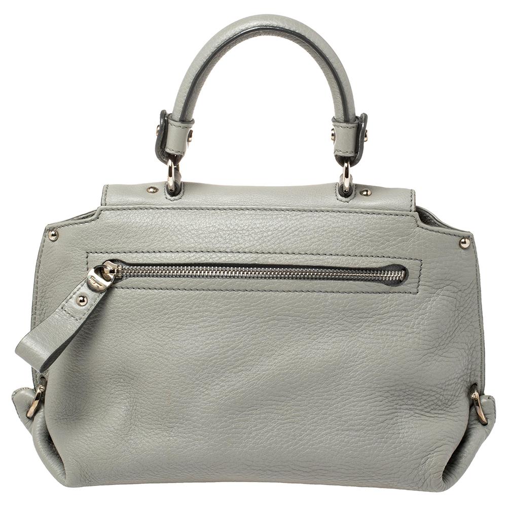 Carry this gorgeous Salvatore Ferragamo creation wherever you go and make people admire its chic appeal. Meticulously crafted from leather, this grey Sofia bag has been styled with the signature Ganchini buckle on the front flap and equipped with a