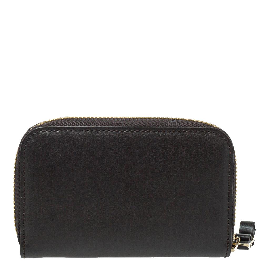 Designed to assist you, this compact Salvatore Ferragamo coin purse comes crafted from grey-hued leather and styled with a zipper and the signature Vara bow on the front. Its interior is well-sized for your essentials.

